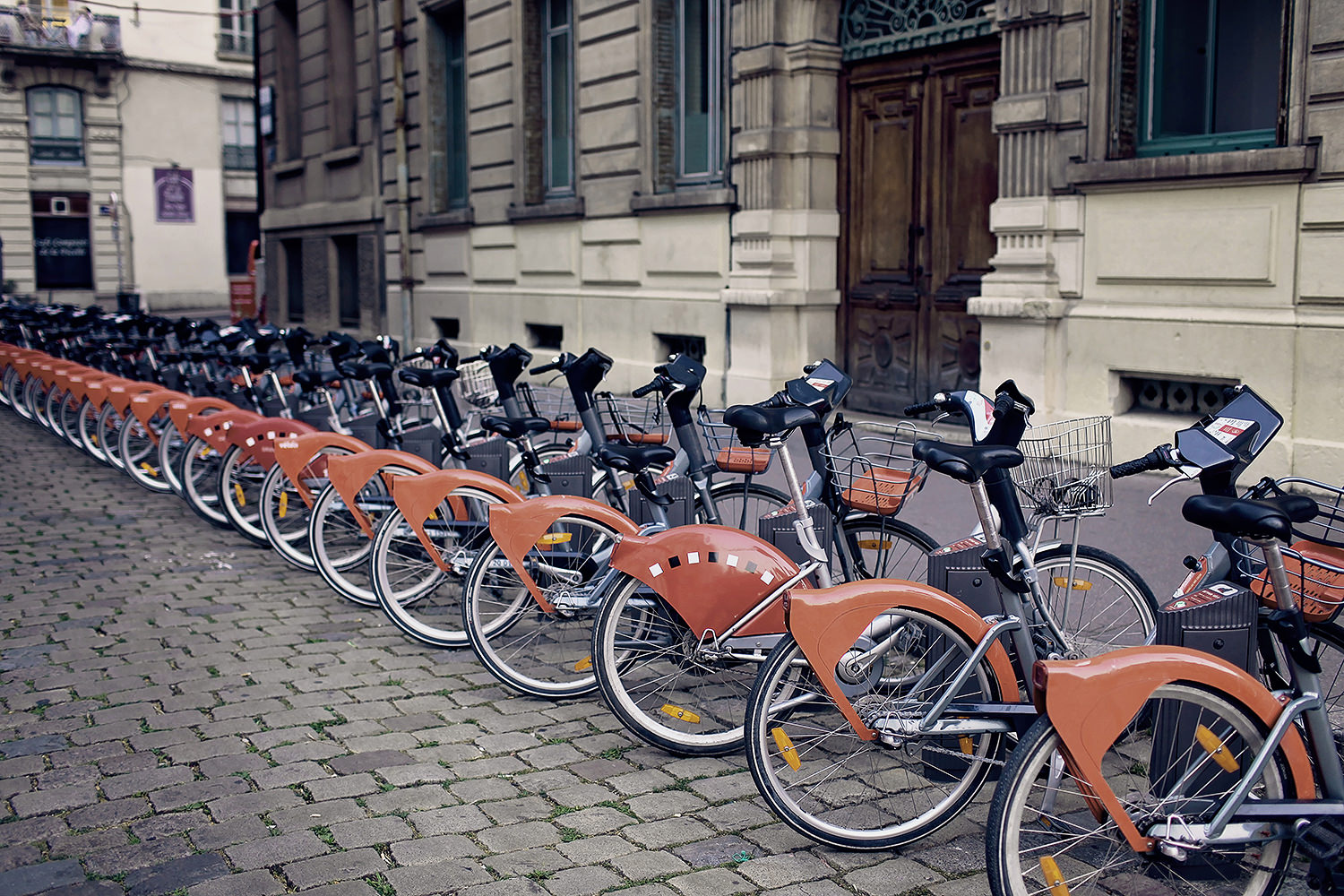 Elektro Fahrräder in Reihe auf einer Straße