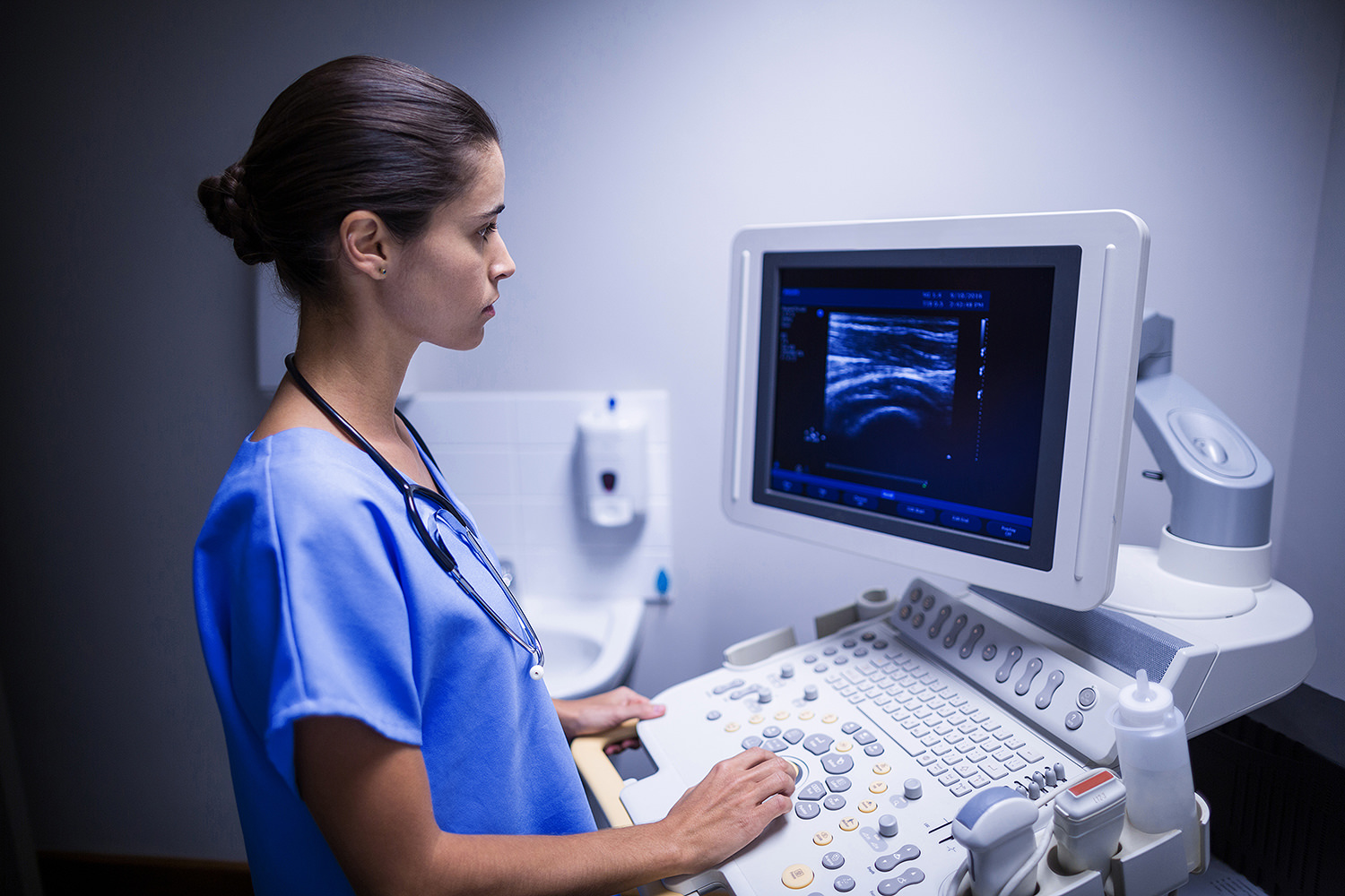 Krankenschwester an einem Ultraschallmonitor