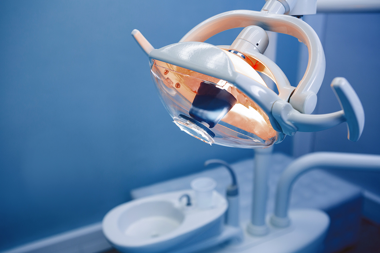 Leuchtende Elektrische Lampe beim Zahnarzt