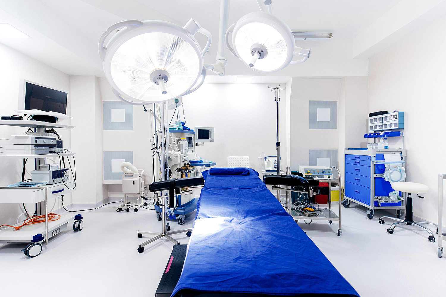 Operationssaal im Krankenhaus mit zwei OP-Lampen